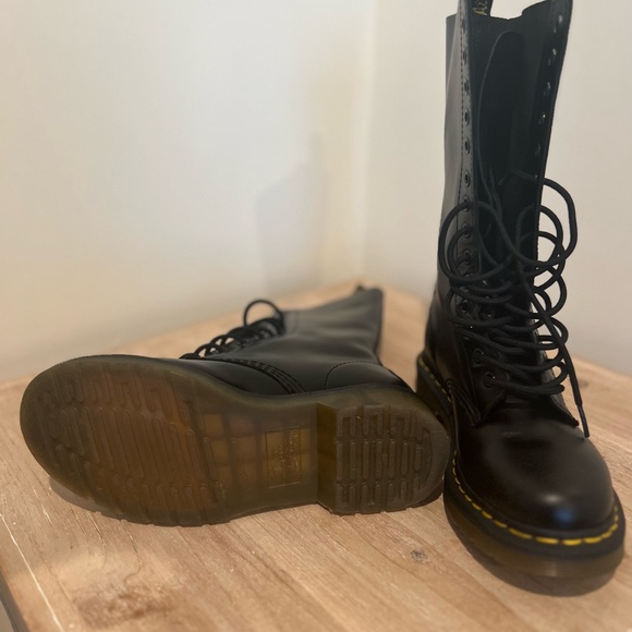 Dr. Martens boots 7US 4UK - Picture 4 of 5